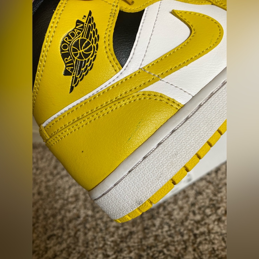 Jordan 1 Mid Women’s White/Vivid Sulfur-Black Sneakers 6.5 - Picture 9 of 10